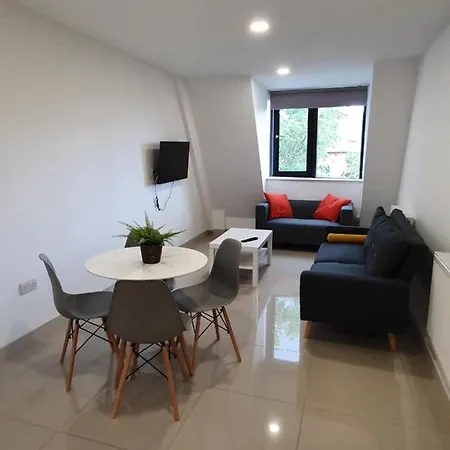 Perfect For Contractors & Business Travellers - 3 Bed, 3 Bath, Free Parking & Wi-Fi, Monthly Offers Apartment