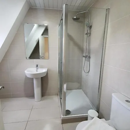 Apartment Perfect For Contractors & Business Travellers - 3 Bed, 3 Bath, Free Parking & Wi-Fi, Monthly Offers