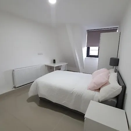 Apartment Perfect For Contractors & Business Travellers - 3 Bed, 3 Bath, Free Parking & Wi-Fi, Monthly Offers *